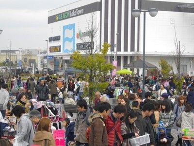 越谷レイクタウン駅前広場フリーマーケット