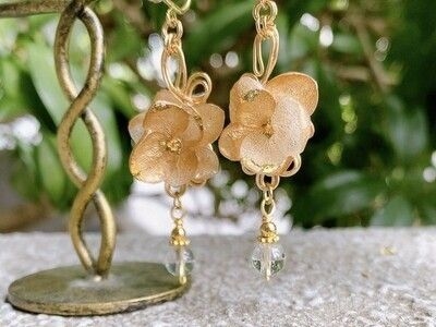 お花とワイヤーのレジンの アクセサリー