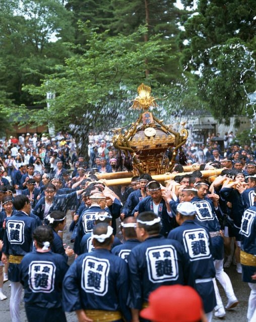 平泉水かけ神輿