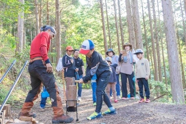 木こりの案内人と行く夏の森林探索と薪割り体験ツアー