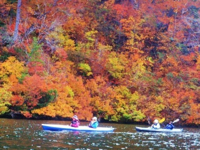 秋の紅葉レイクカヤック旅　群馬みなかみ 奥利根湖 紅葉名所カヌー　たっぷり満喫ロングツーリング