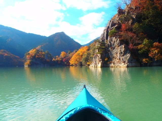 秋の紅葉レイクカヤック旅　関東 群馬埼玉県境 神流湖 紅葉穴場カヌー　ロングツーリング