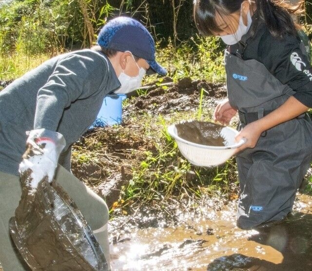 天覧山麓で“かい掘りするぞー”ツアー