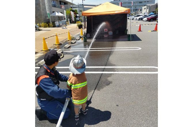 お子様に大人気！消防車の放水体験＆なりきり衣装で... @新座・朝霞